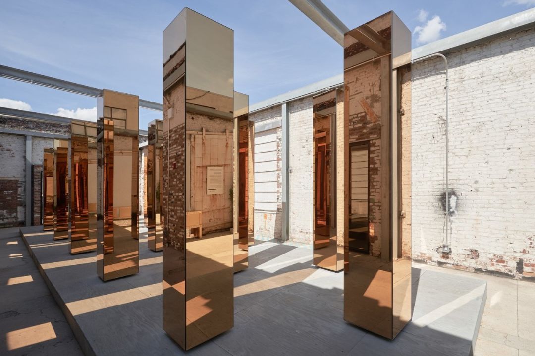 《城市精神》装置，纽约镜像柱营造诗意空间-12