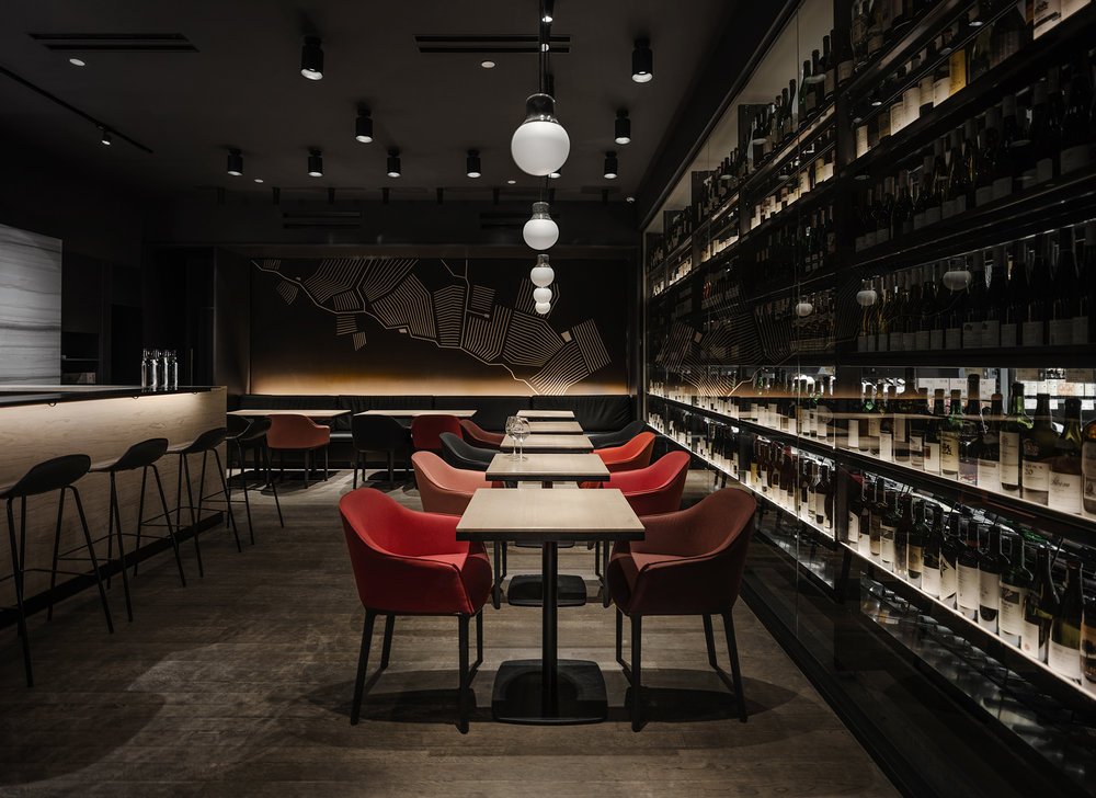 玻璃墙隔绝繁忙，温暖灯光映照品酒空间-13