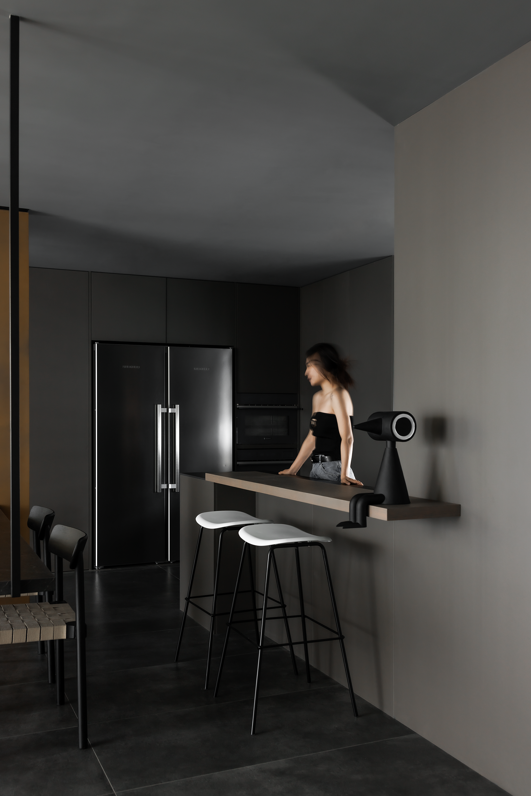 酷但“居家”,隐形收纳+“大平层”视野,无短板全能型暗调极简丨中国上海-52