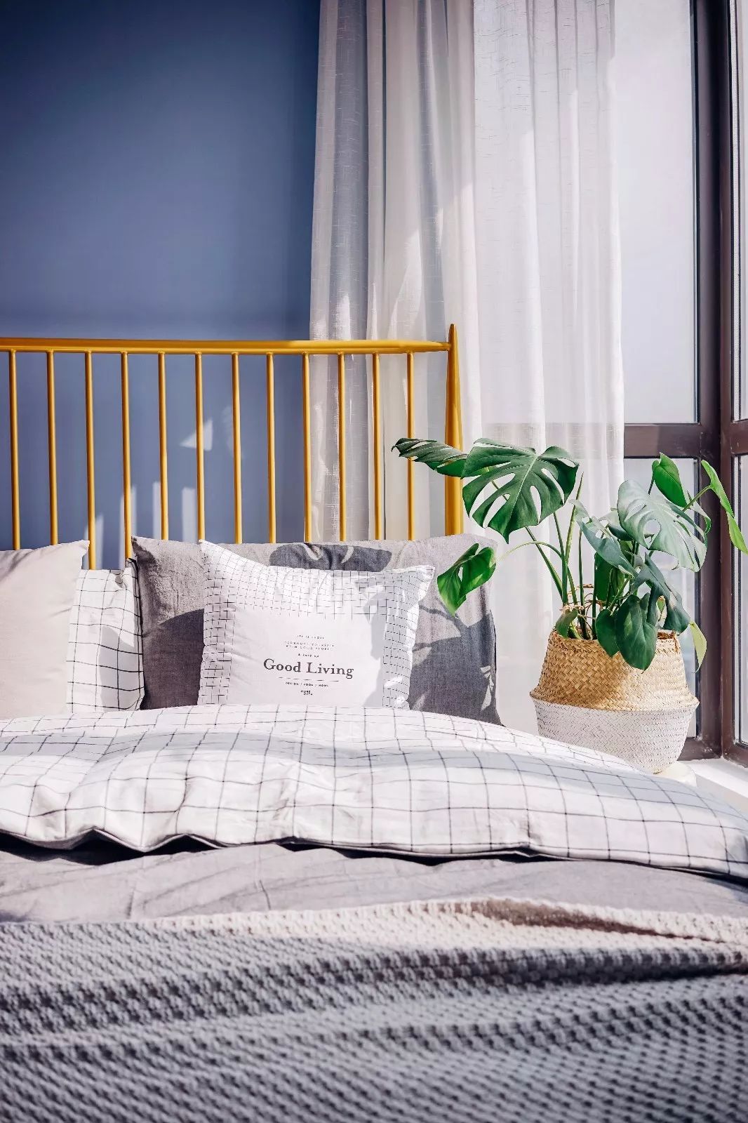 轻奢风卧室设计，黄铜色床铺打造高档氛围-35