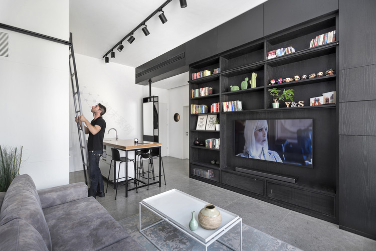 特拉维夫 44 平米公寓,深色设计诠释小空间魅力-18