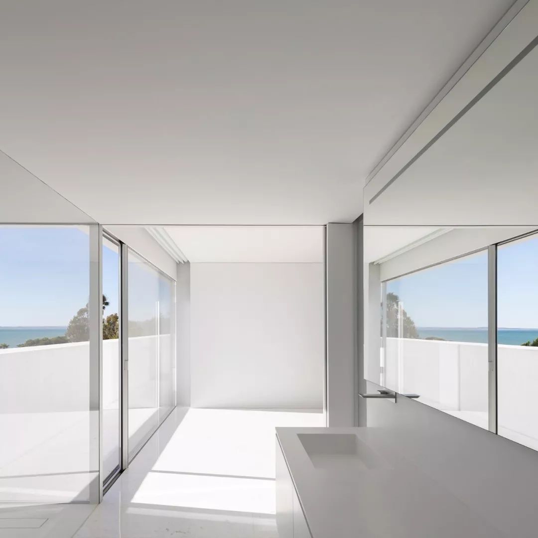 极简主义设计，葡萄牙里斯本的通透空间美学-27