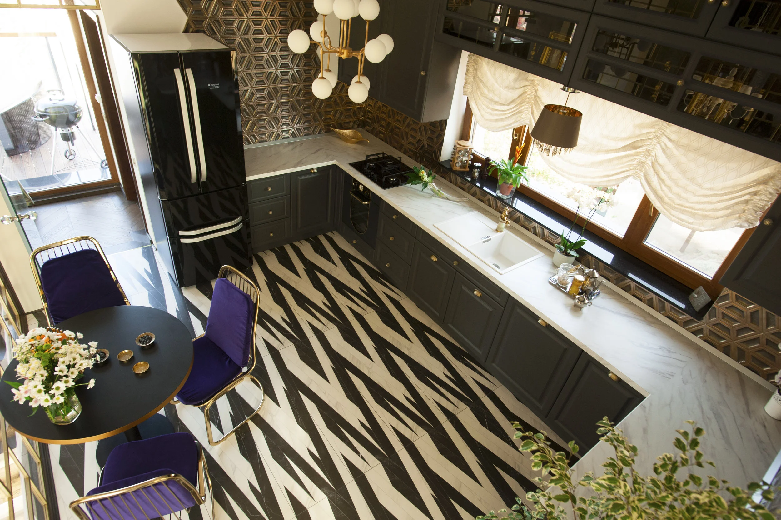 这所房子；这座住宅（注：根据语境不同，这里的house可能有多种具体指向，这所房子这座住宅都比较常见，更精准的含义需结合前后来确定，但此处按要求提供单一翻译仅举例这所房子 ）

在一般语境下，常见翻译为 这所房子  -11