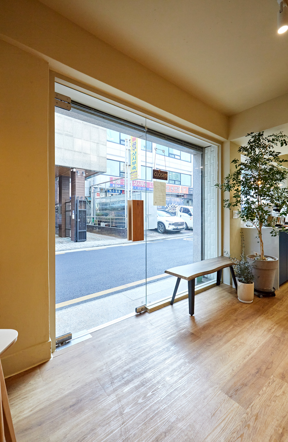 白色与木色交织的 14 平米极简室内设计-16