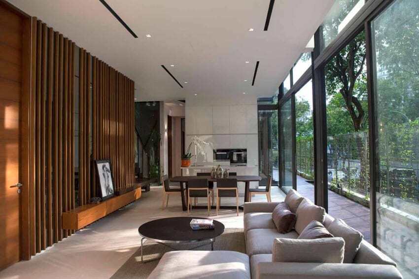A Home With Emphasis on the Relation Between the Indoors and the Outdoors in Singapore-5
