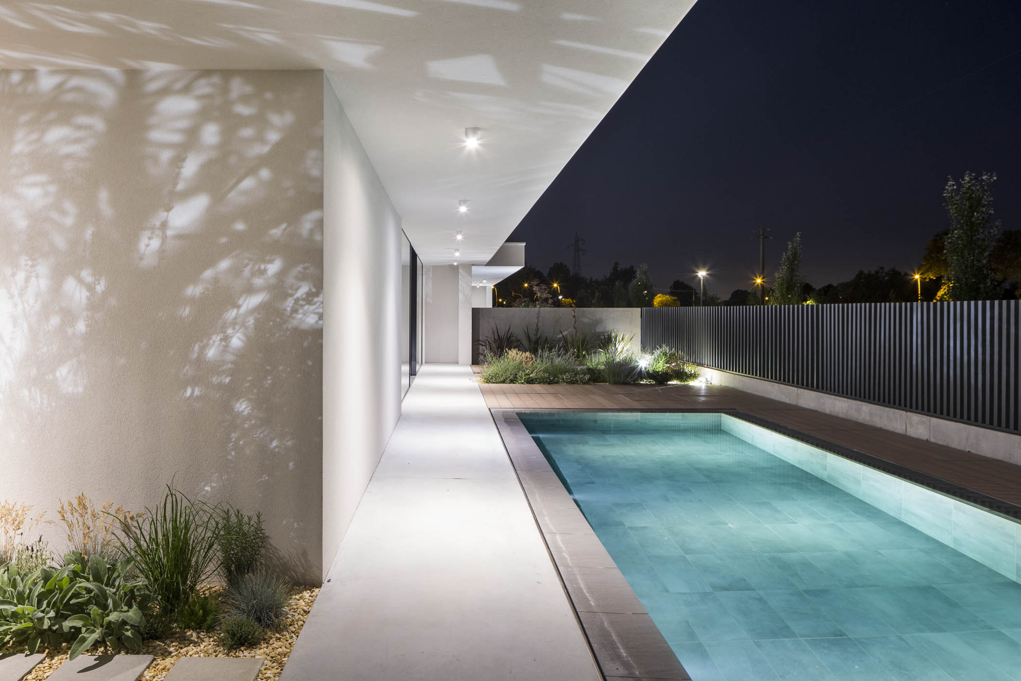 现代简约风格别墅设计，融入自然与私密空间-15