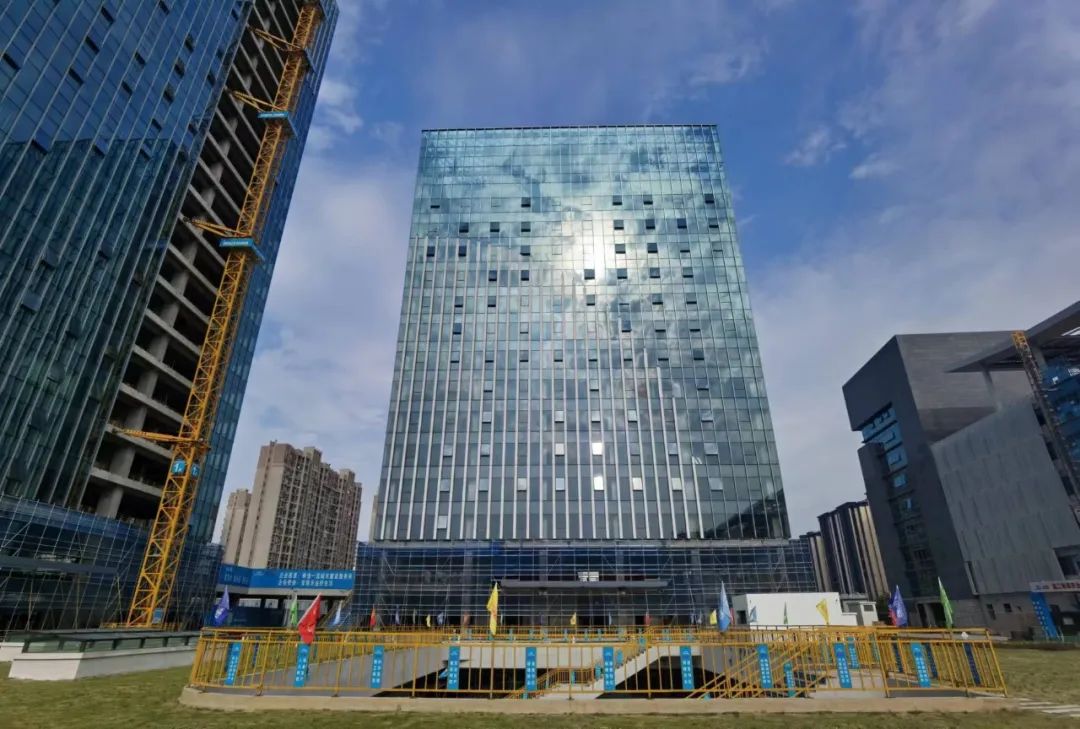 瞄准目标  全力以赴——中亿丰未来建筑研发中心总部大楼单元幕墙顺利封顶-40