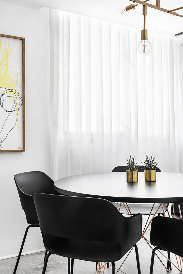 特拉维夫公寓改造,Qumra Capital 办公室的黑白极简魅力-23