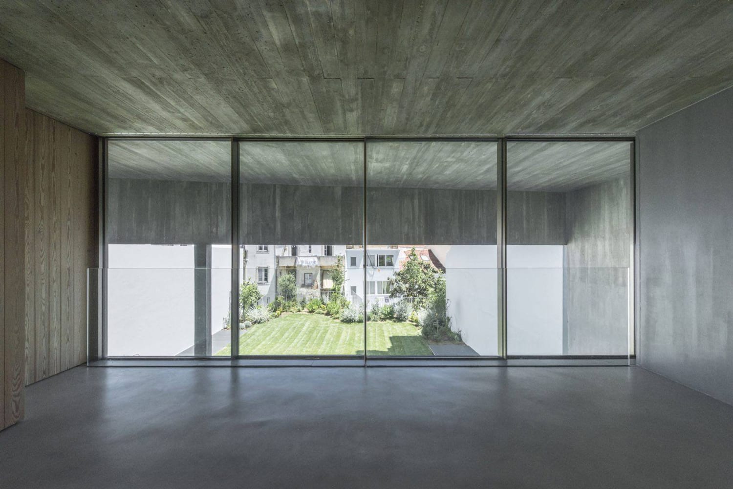 极简主义葡萄牙之家,悬浮泳池成焦点-25