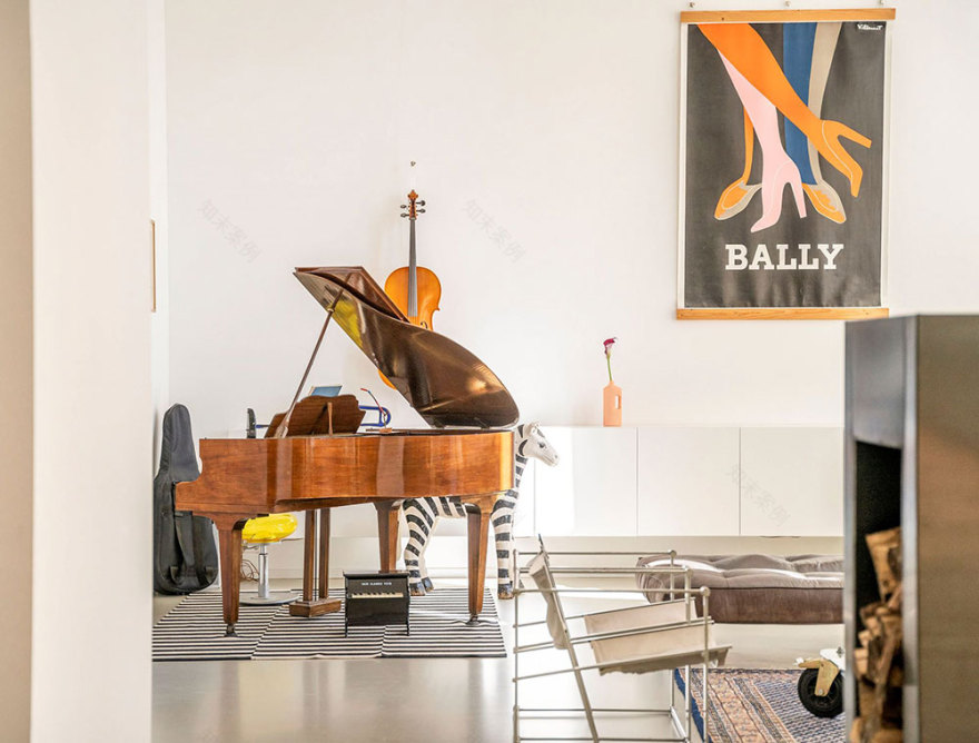 历史学校建筑改造的明亮工业风格荷兰阁楼-10