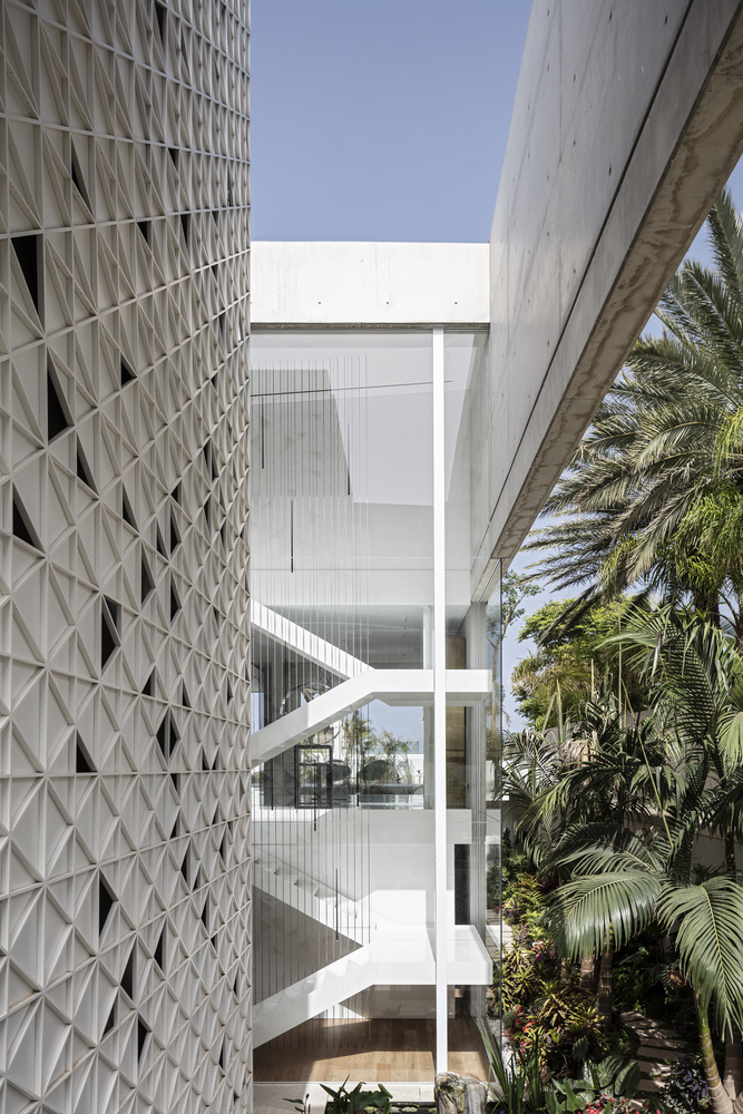 以色列城市中的白色铝制“盒子”-68