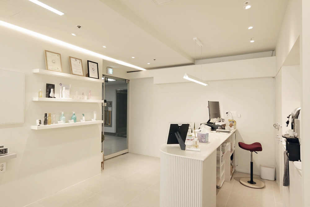 白色梦幻 | 20 平米极简大庆美容店设计-3