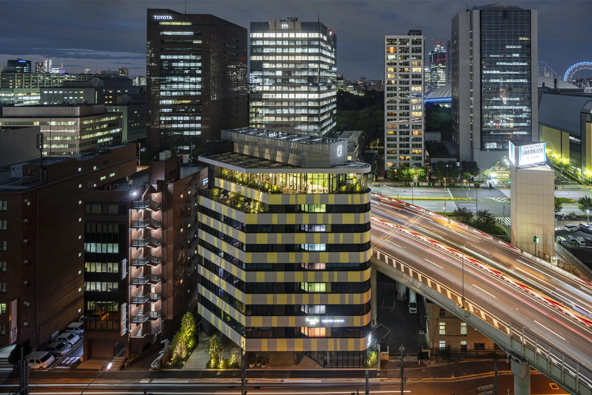 翻身酒店；如果Toggle在此处不为人熟知义项，也可能是意有所指的特定名称，可直译为托格尔酒店 但严格按你需求的唯一性来说，因缺乏语境难以得到百分百准确的答案，若可提供更多原文语境，我将给出更精准翻译 丨日本东京丨Klein Dytham architecture-2