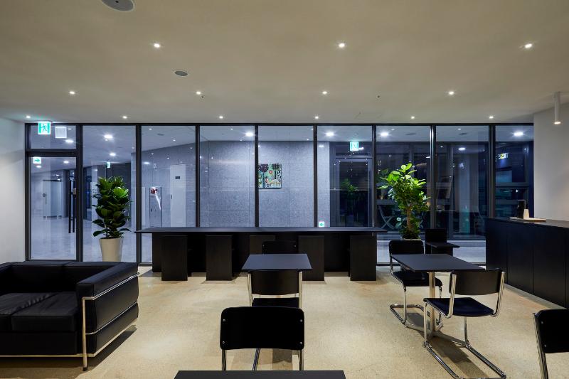 26 平现代简约咖啡厅设计 | 黑白色调的精致空间-13