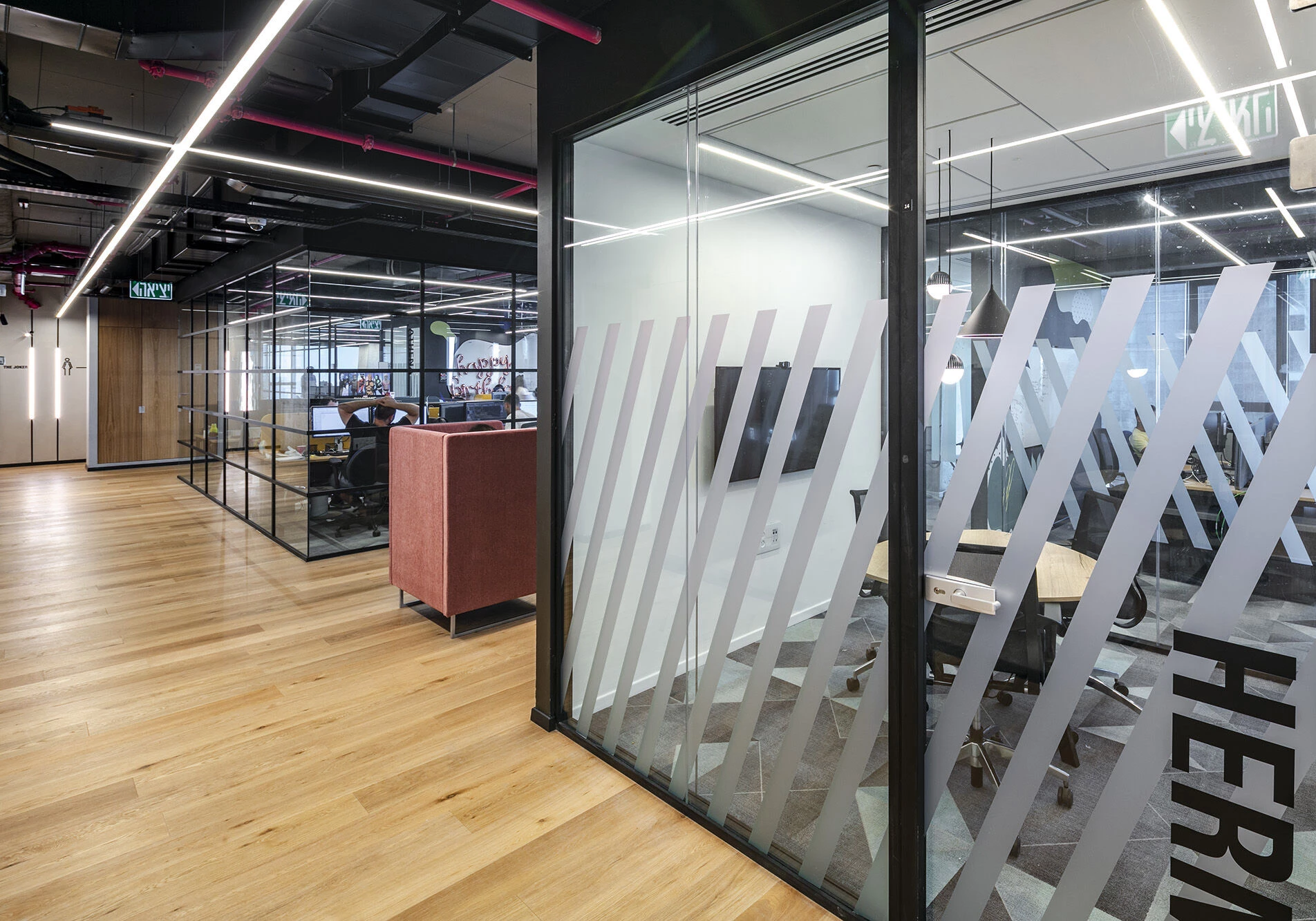 全球 70 个办公室的统一设计风格-40