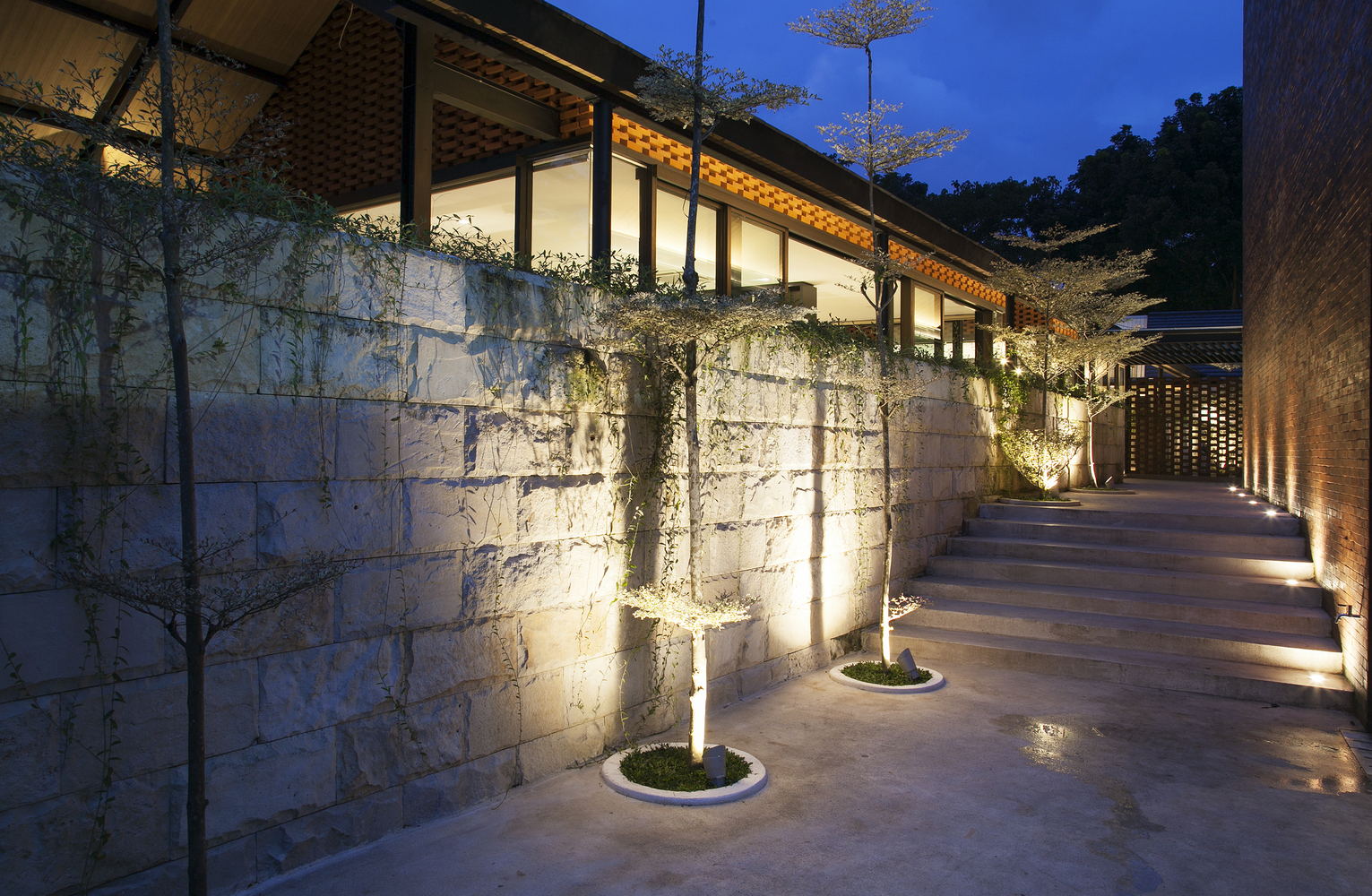 印尼马朗绿色梯田住宅 | 自然通风与光线的巧妙融合-55