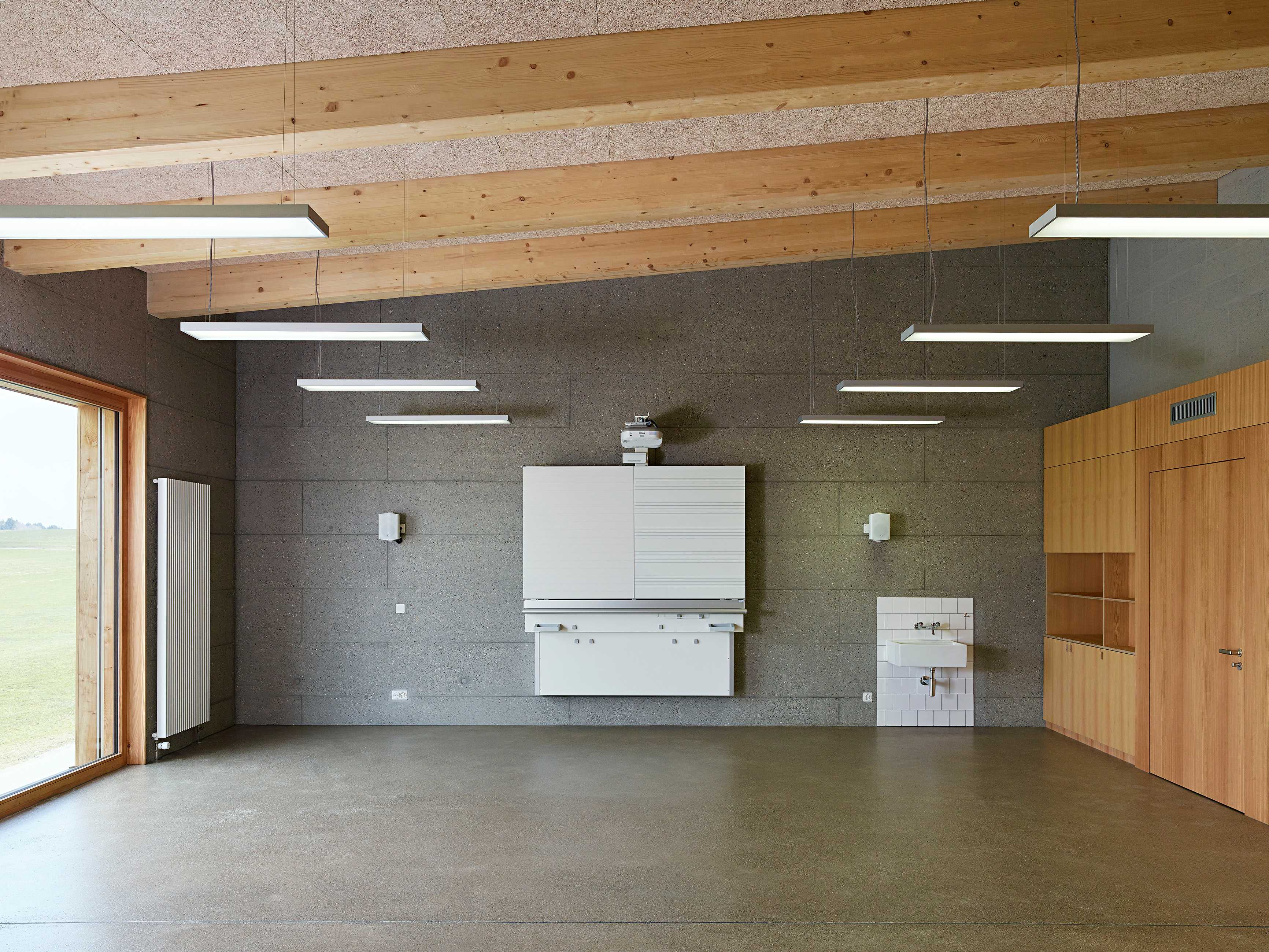 融入乡村景观的玻璃学校-10