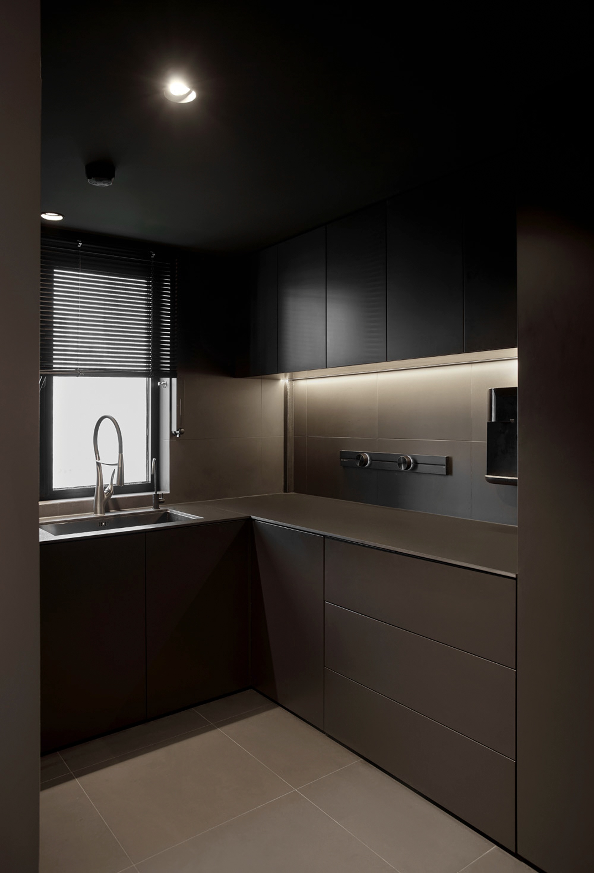 黑色中古风极简公寓-83