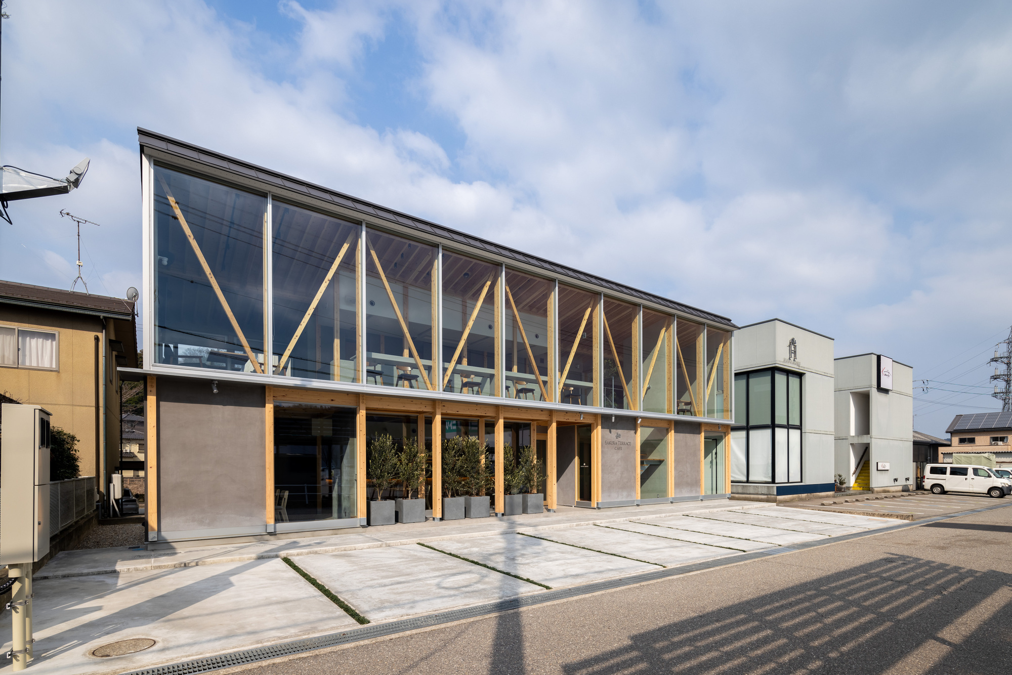 Café with a Large Tree in the Middle of Town  / Kazuto Nishi Architects + toitdesign-5