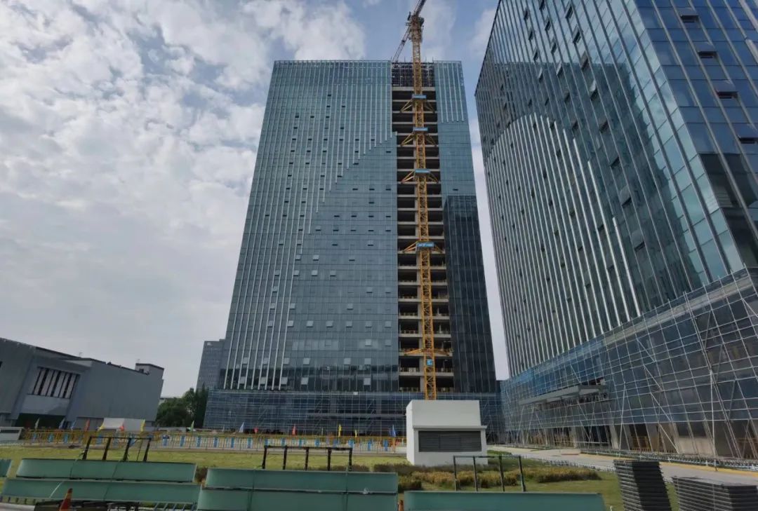 瞄准目标  全力以赴——中亿丰未来建筑研发中心总部大楼单元幕墙顺利封顶-28