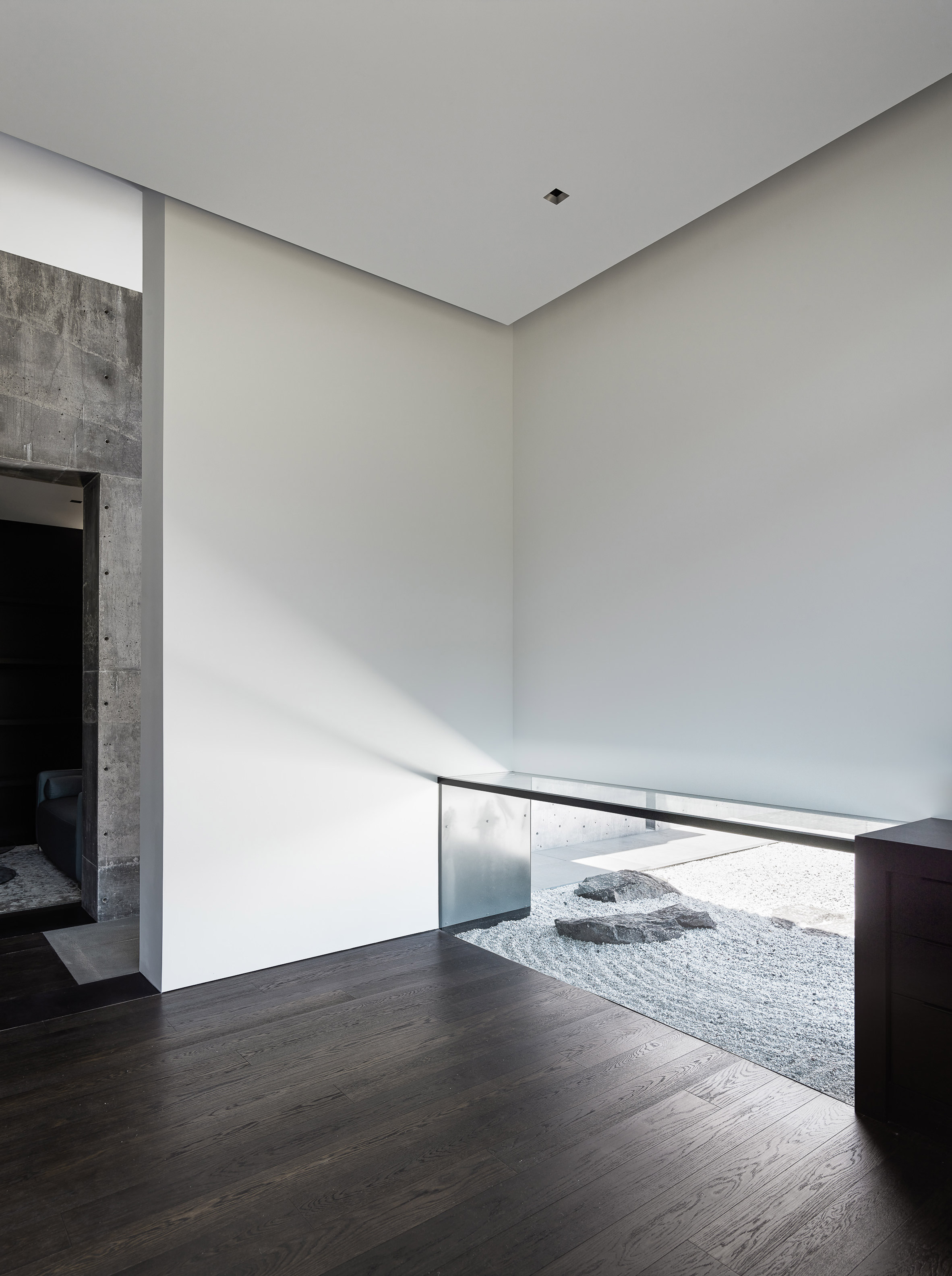 Creek House by Faulkner Architects preserves boulders on steep site-14