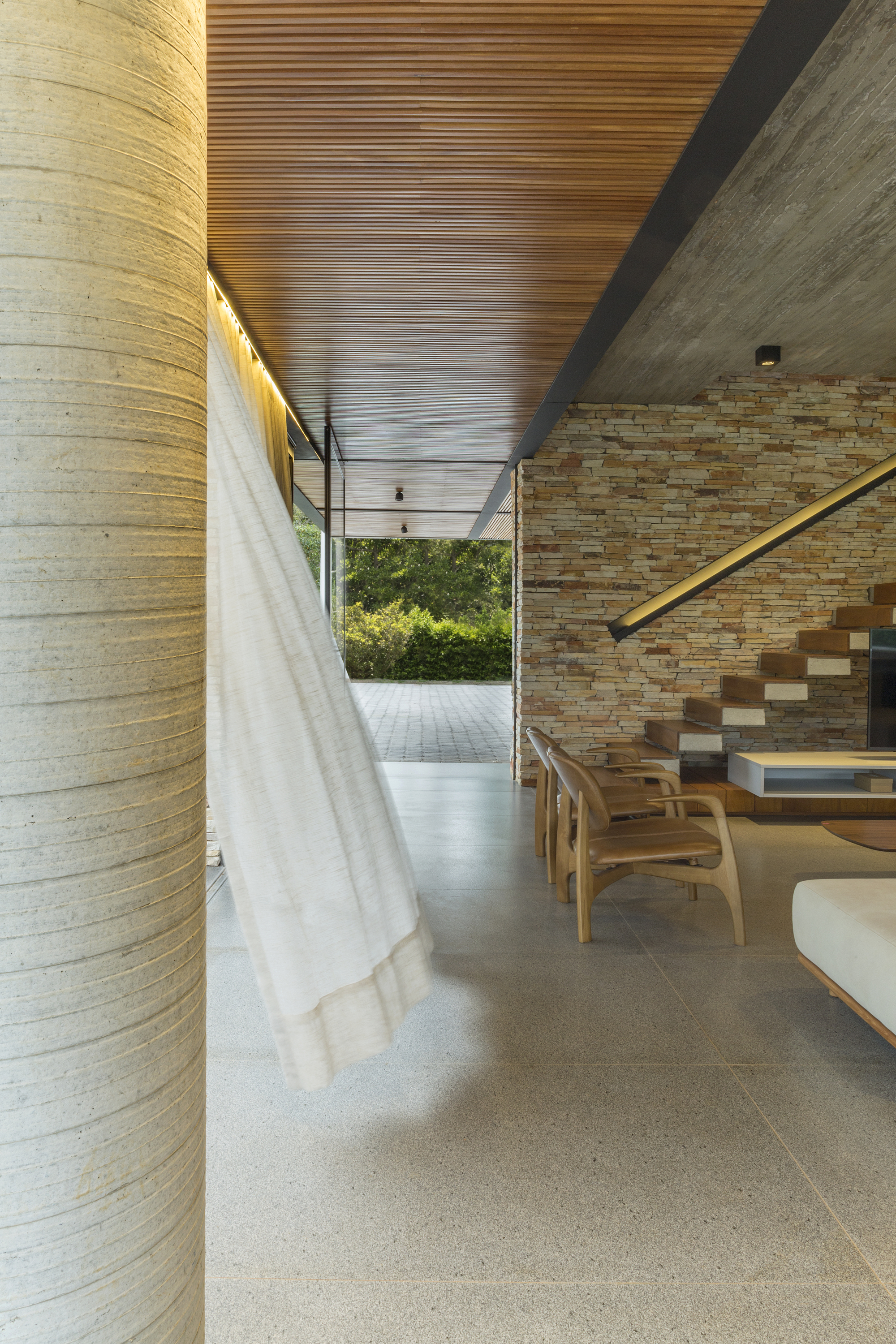 Concrete House / Costaveras Arquitetos-35