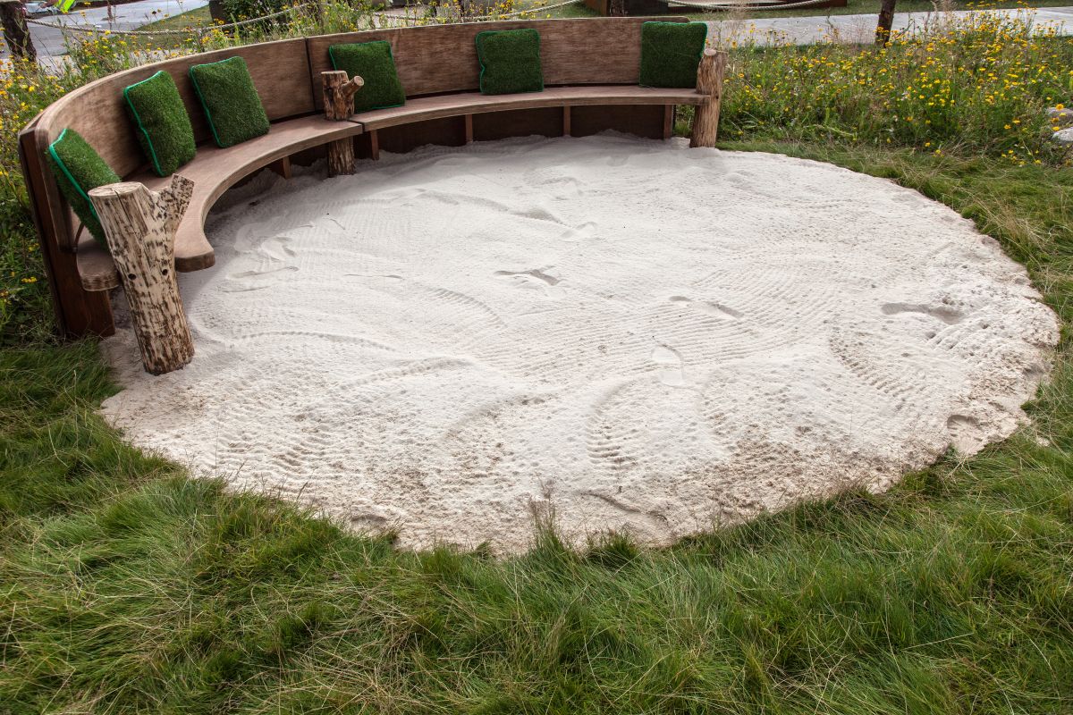 How Garden Benches Can Help You Get The Most Out Of Your Landscape-1