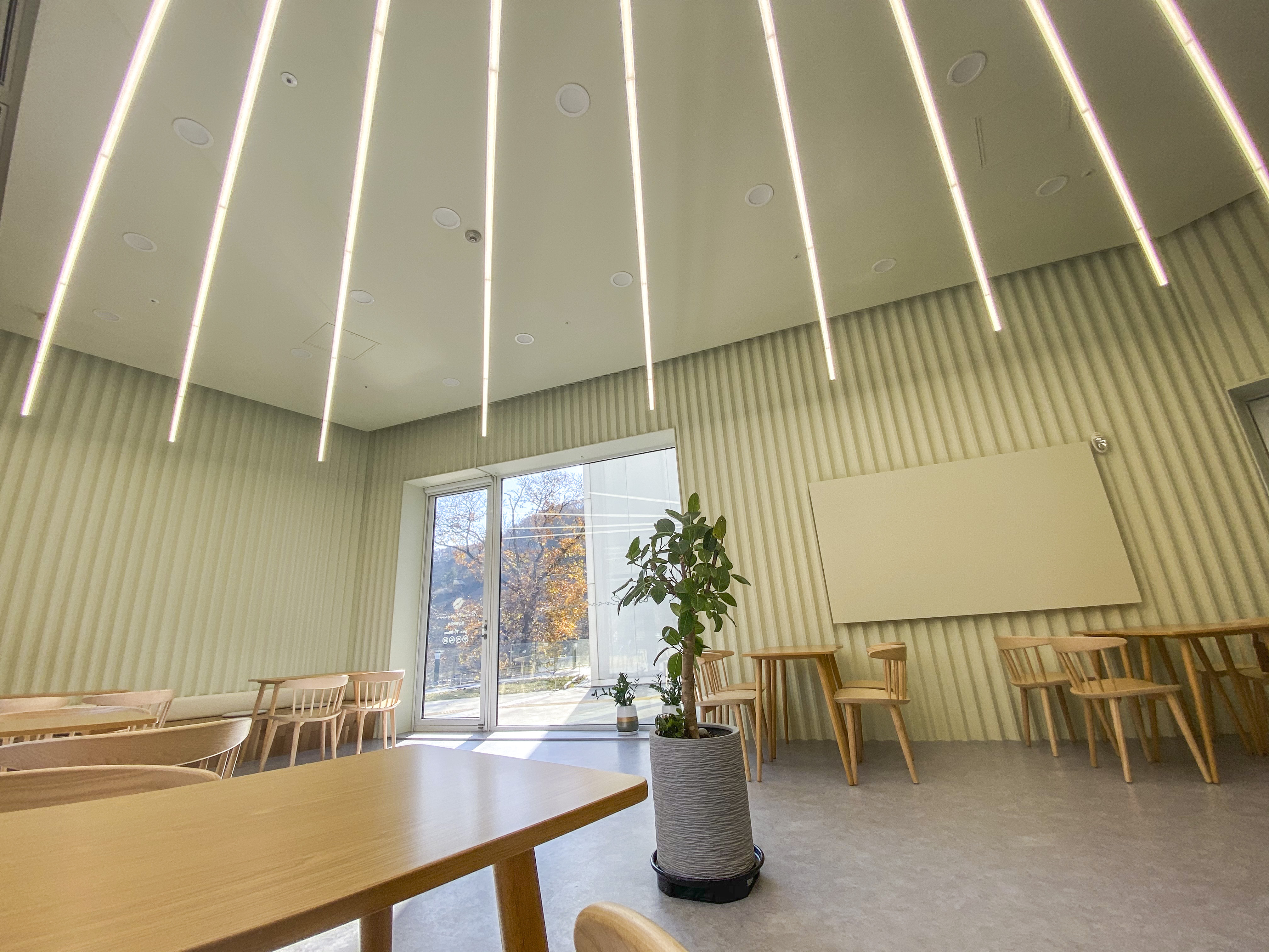 现代简约风咖啡厅，明亮照明点睛之笔-6