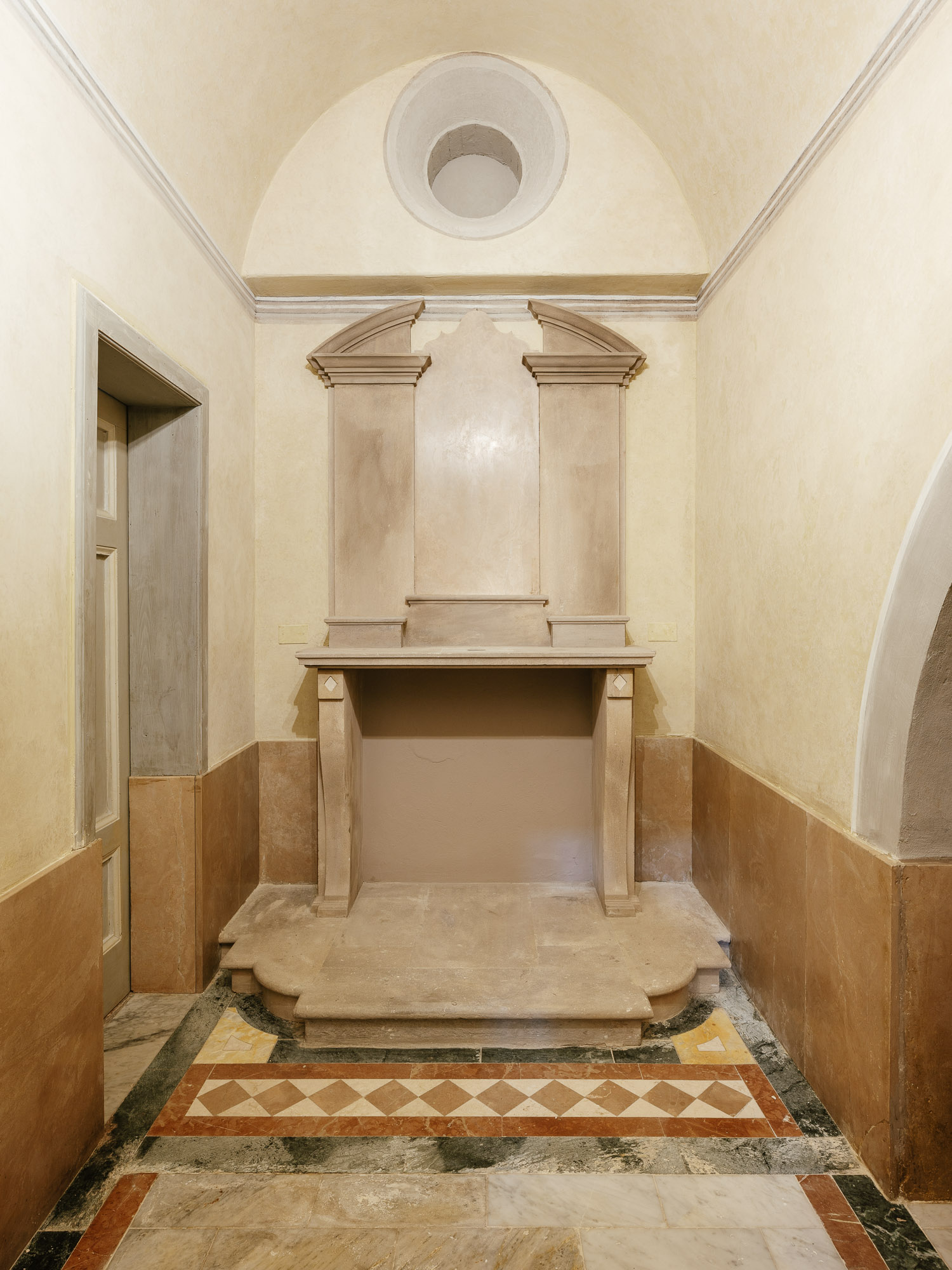 光影交织下的历史教堂修复-49