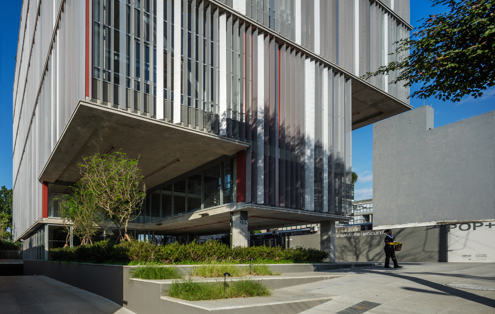 巴西圣保罗 Pop+ 建筑,绿意环绕的现代商业空间-28