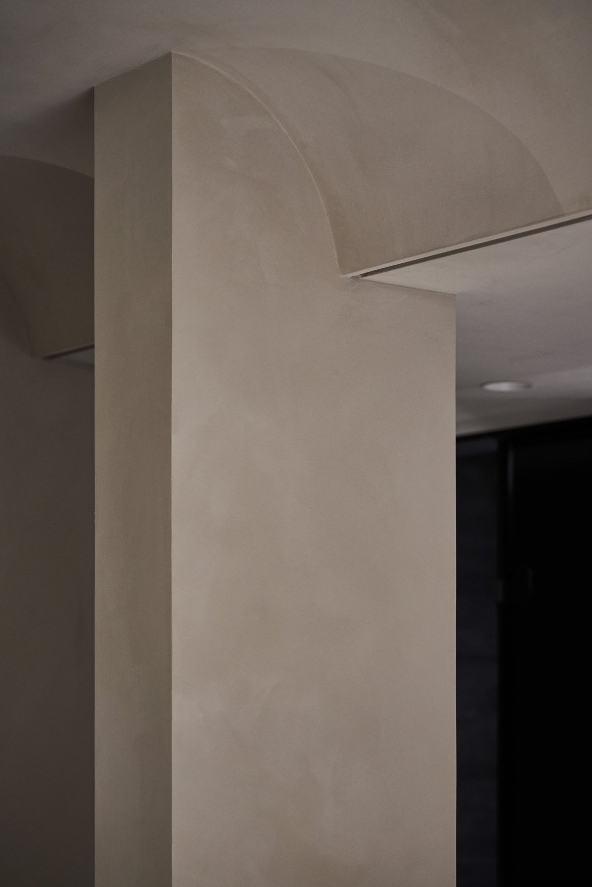 「最深的寧靜來自空無的頓悟」以光重構家居感官深度，安然庇護人們思緒和情感寄託的複層居宅 — Hey!Cheese-23