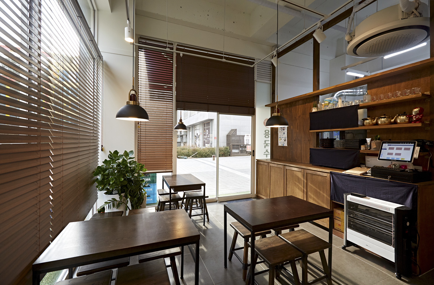 白色与木色交融的 10 分餐厅设计-4