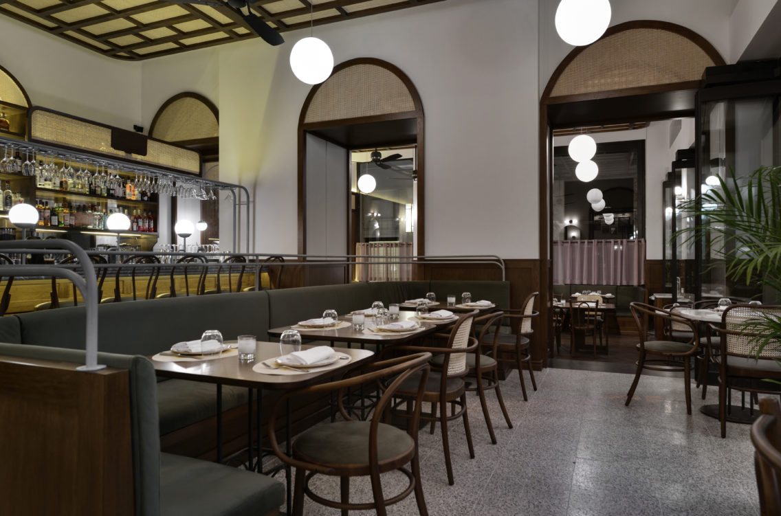 怀旧50、60年代 ILIOS 希腊雅典拱廊下的餐厅  Urban Soul Project-7