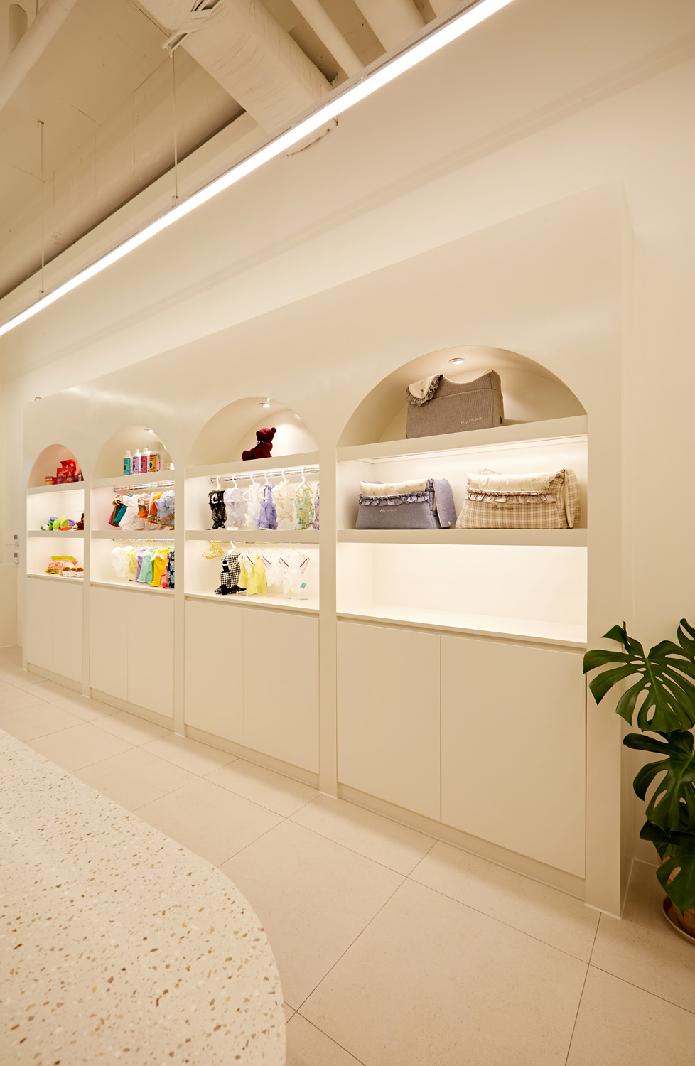 白色与木色的极简之美 | 13 坪小空间的餐厅设计-11