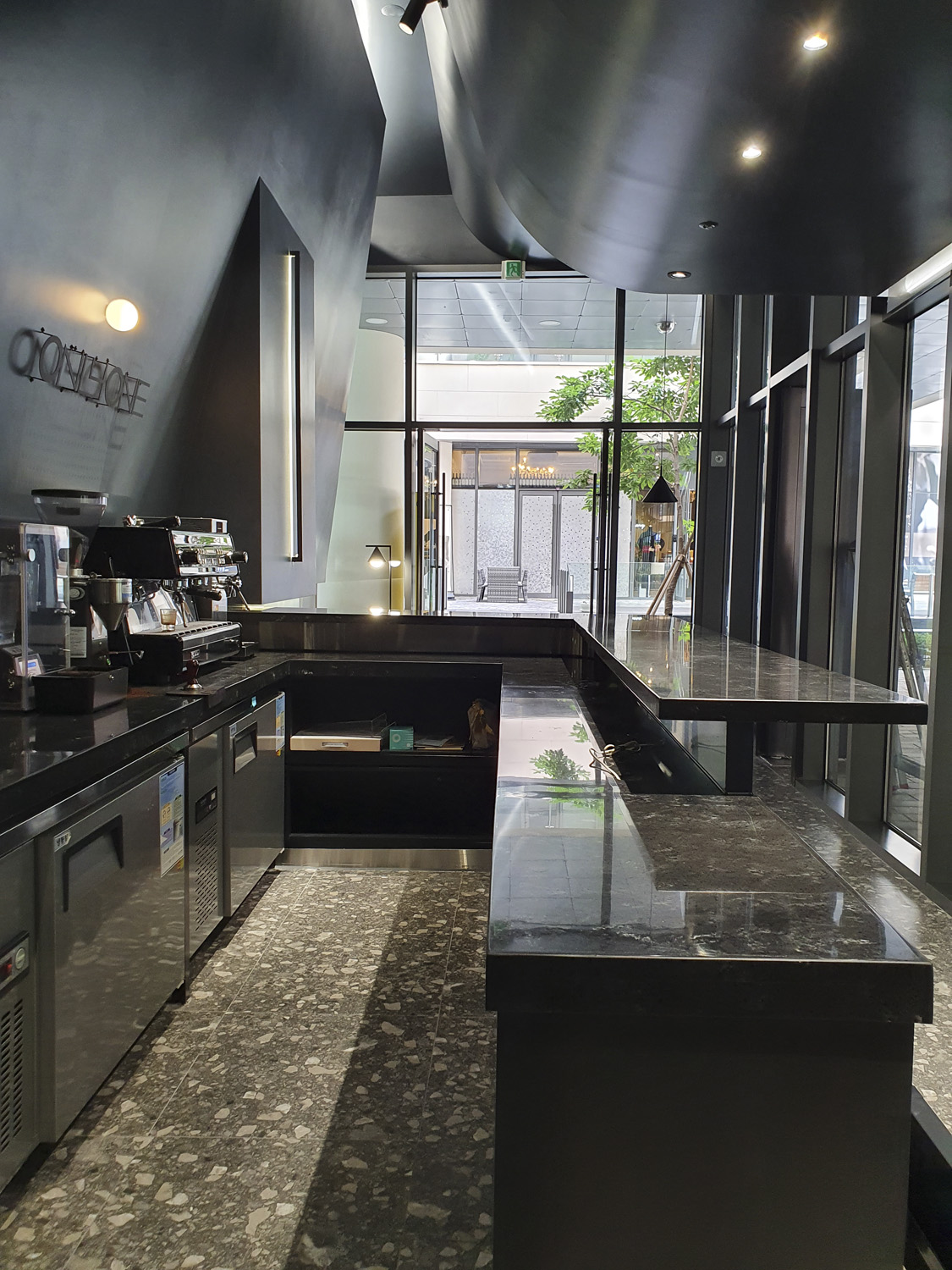 十平米咖啡厅，照明点亮黑色调的神秘空间-3