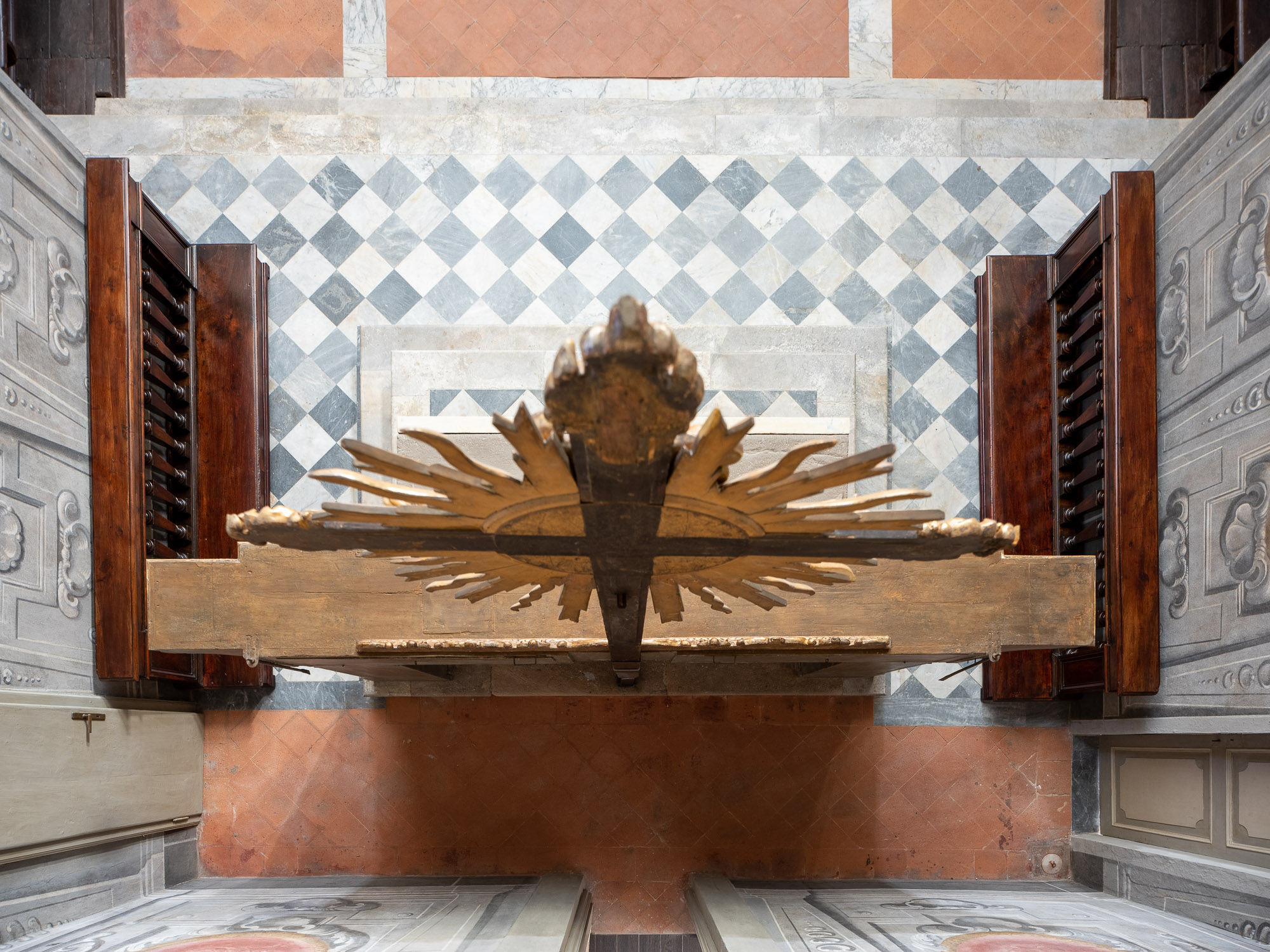 光影交织下的历史教堂修复-18