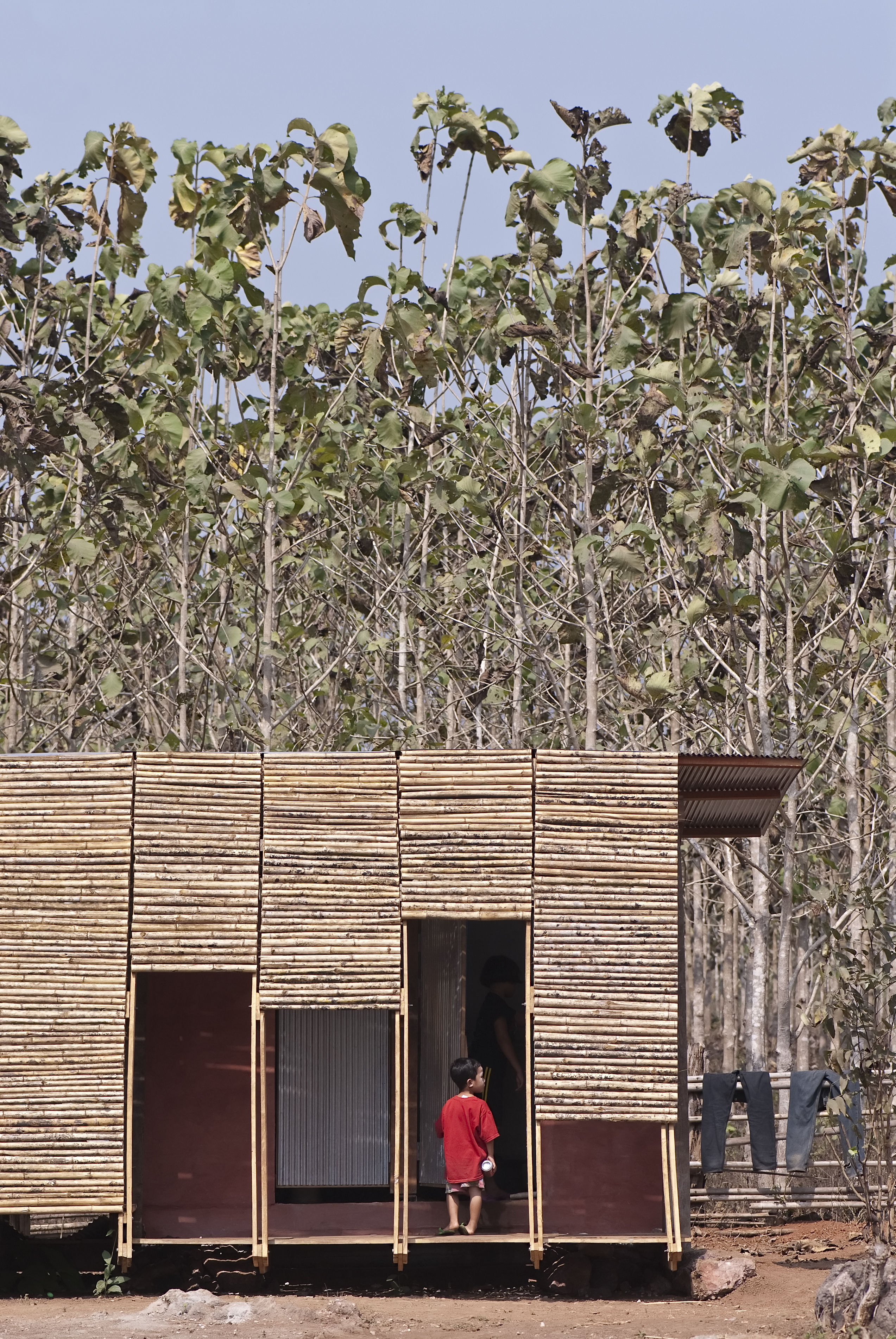 泰北孤儿院温馨浴室设计，功能性与本土文化完美融合-22