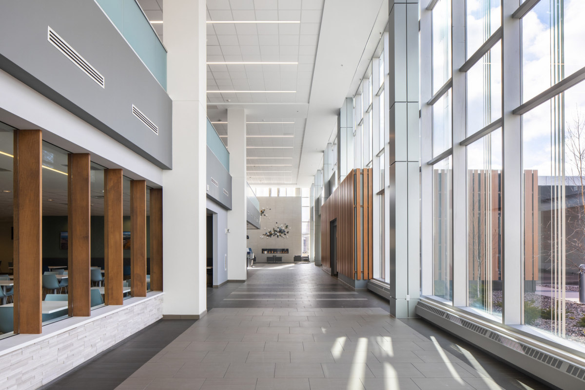 Michigan 雪城中心新建医疗中心，融入自然环境的现代设计-16