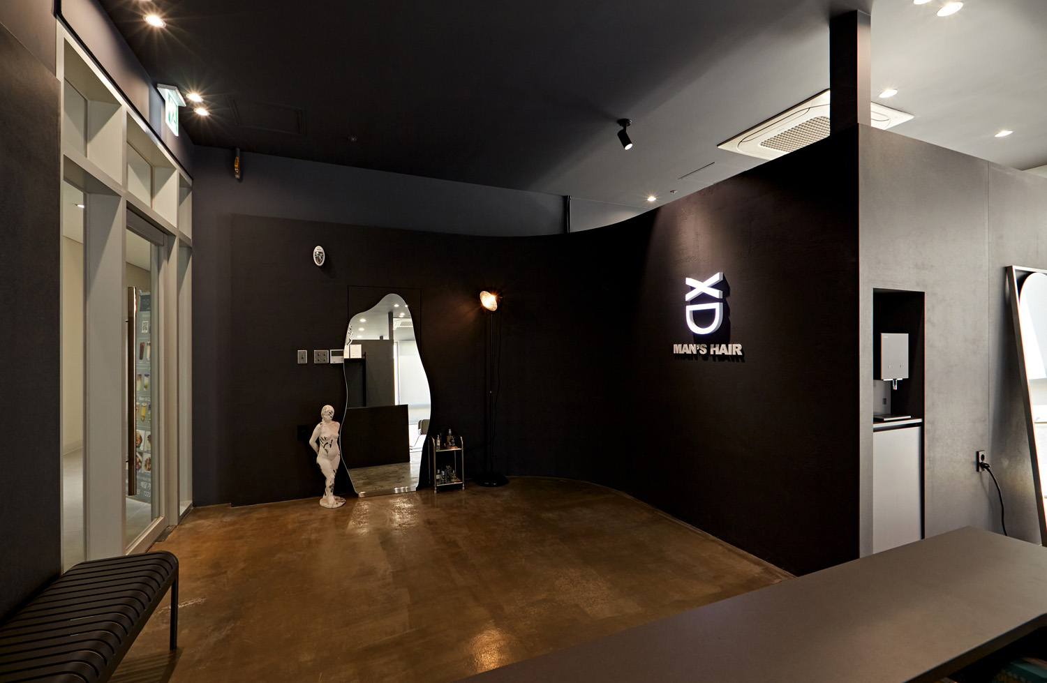 22 平现代男性美容室 | 黑白色调的精致空间-5
