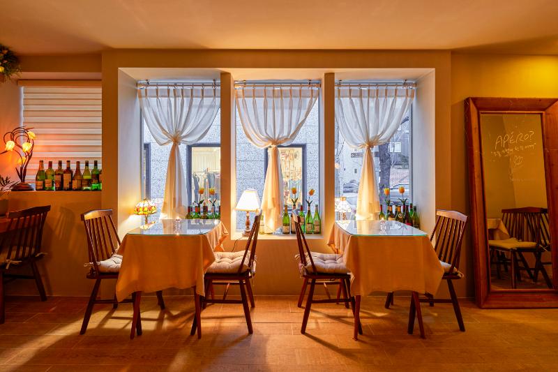 温馨家庭式餐厅，14 坪空间打造精致酒庄氛围-2