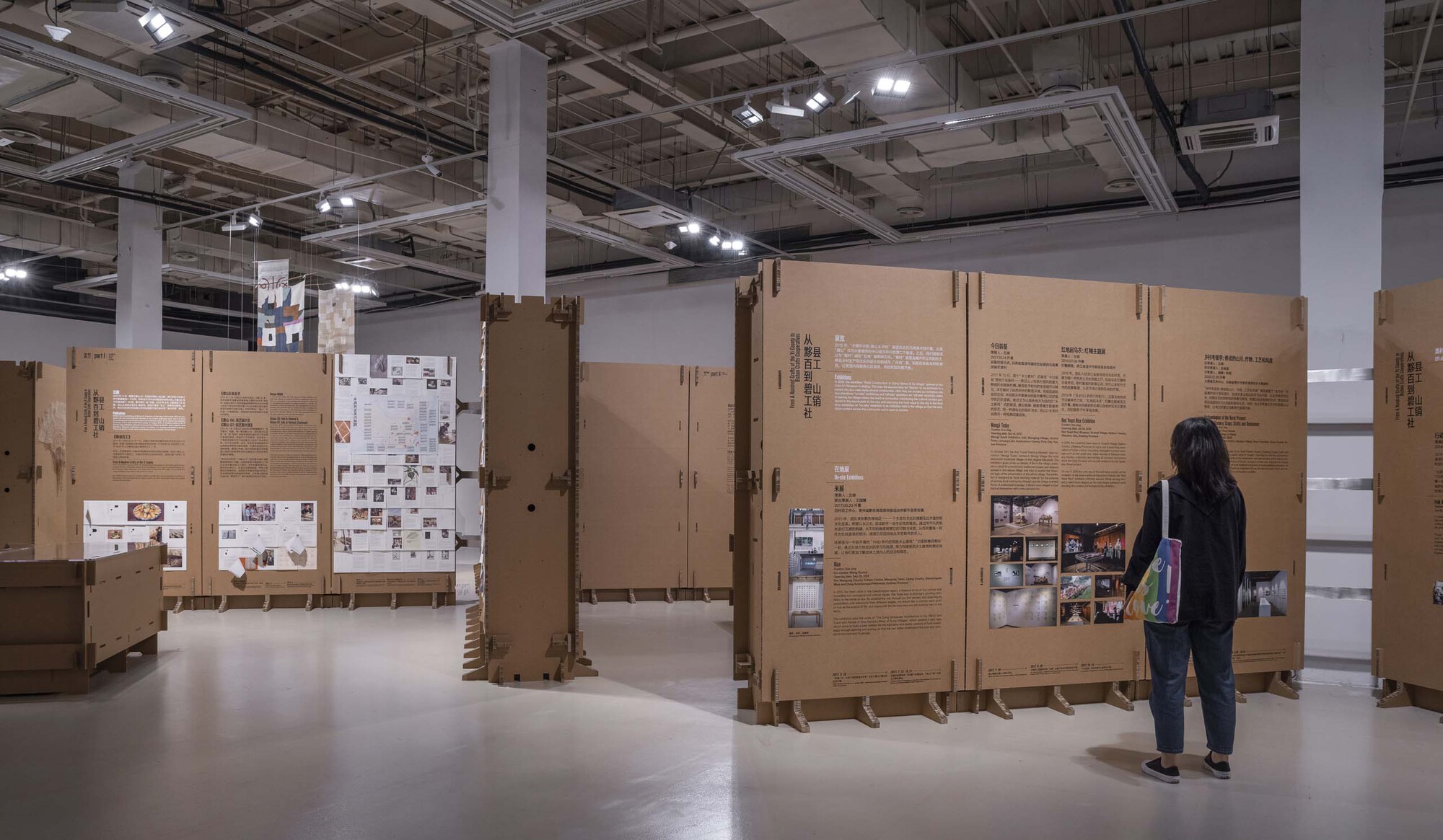 Exhibition Space Formed by Corrugated Cardboards / LUO studio-53