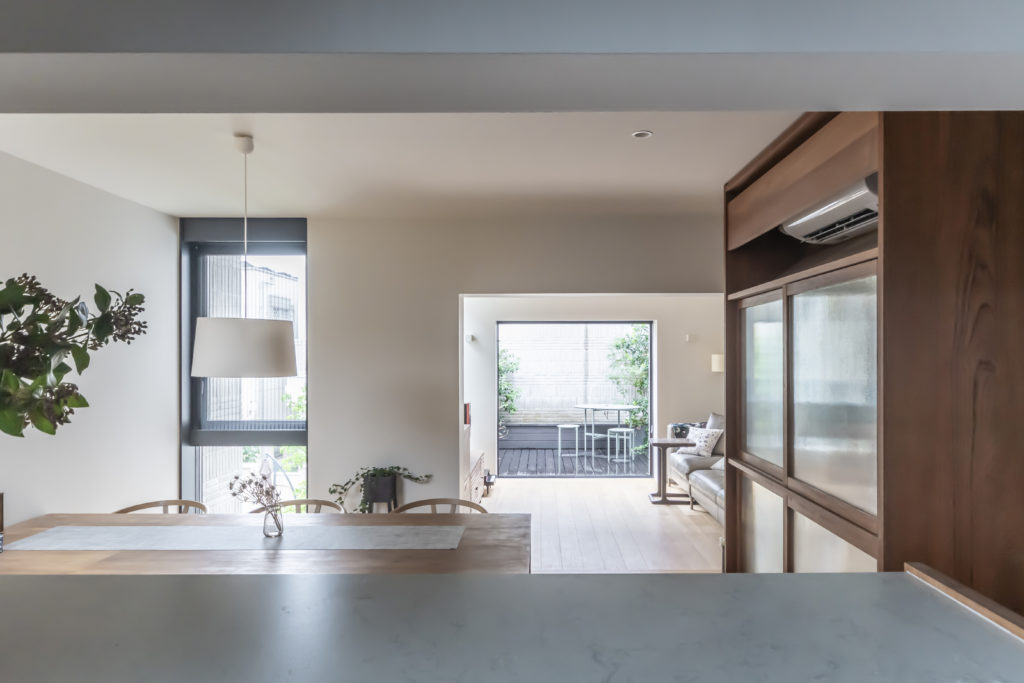 シックで落ち着きのある住空間建築と自然の力で生きる力が高まる | Style of Life | 100%LiFE-6