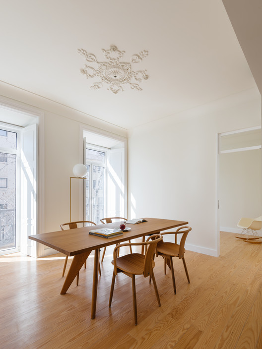 葡萄牙里斯本百年建筑翻新变身时尚住宅-17