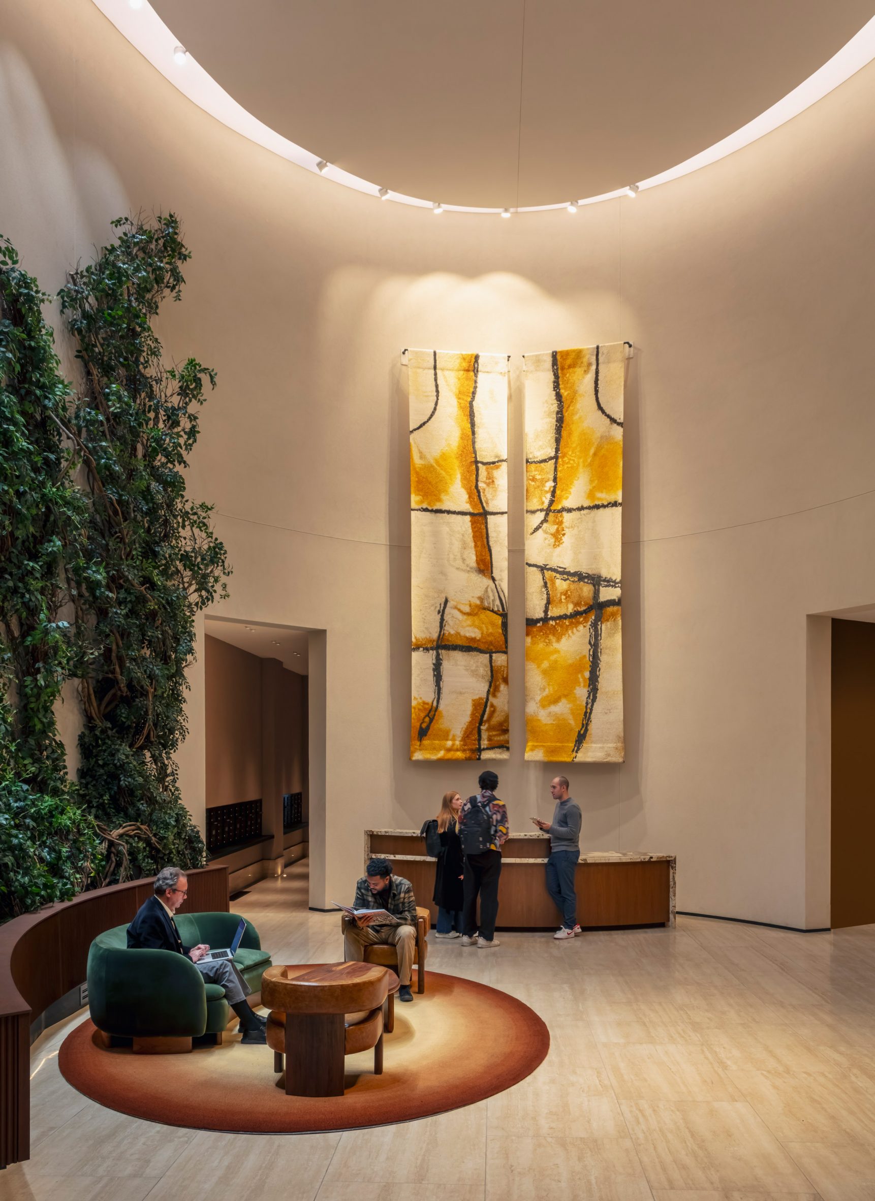 小溪;小河 (注:Brook常见释义为小溪;小河 ,这里The Brook可直接翻译为小溪或小河 ,一般结合语境来更精准确定是哪种较小的水流形态,但仅这短语本身两个释义都较合理,此处给出两个常见释义供参考,若严格按要求避免‘或’字,单独选小溪 亦可 )
如果非要最严格符合唯一结果要求,选:小溪 丨美国纽约-21