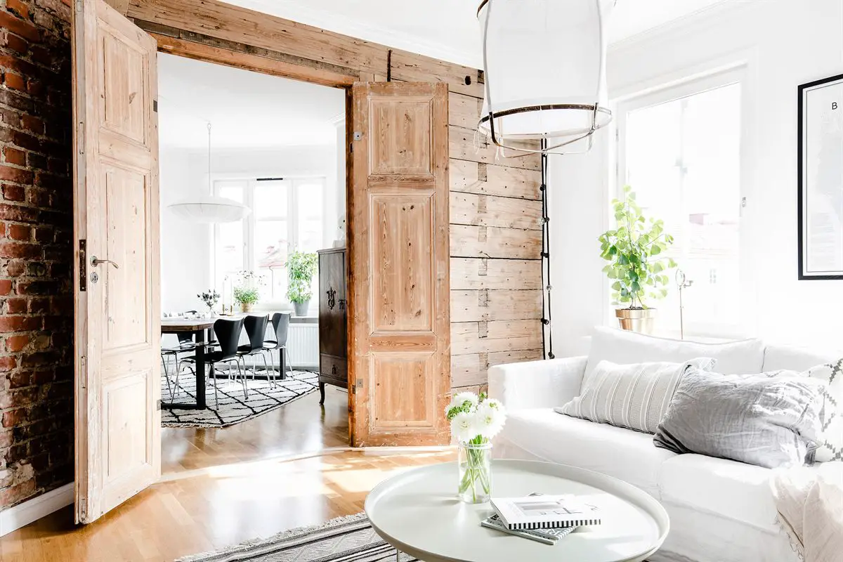 旧砖墙与古木门的细节之美-2