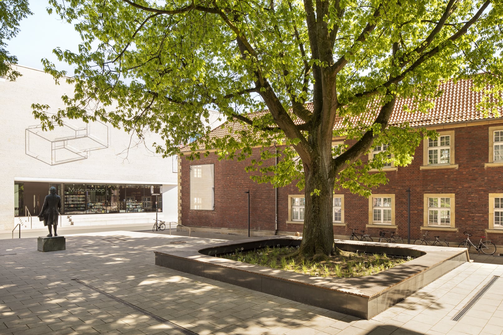 德国明斯特 Fürstenberghaus 广场——古树下的城市绿洲-6