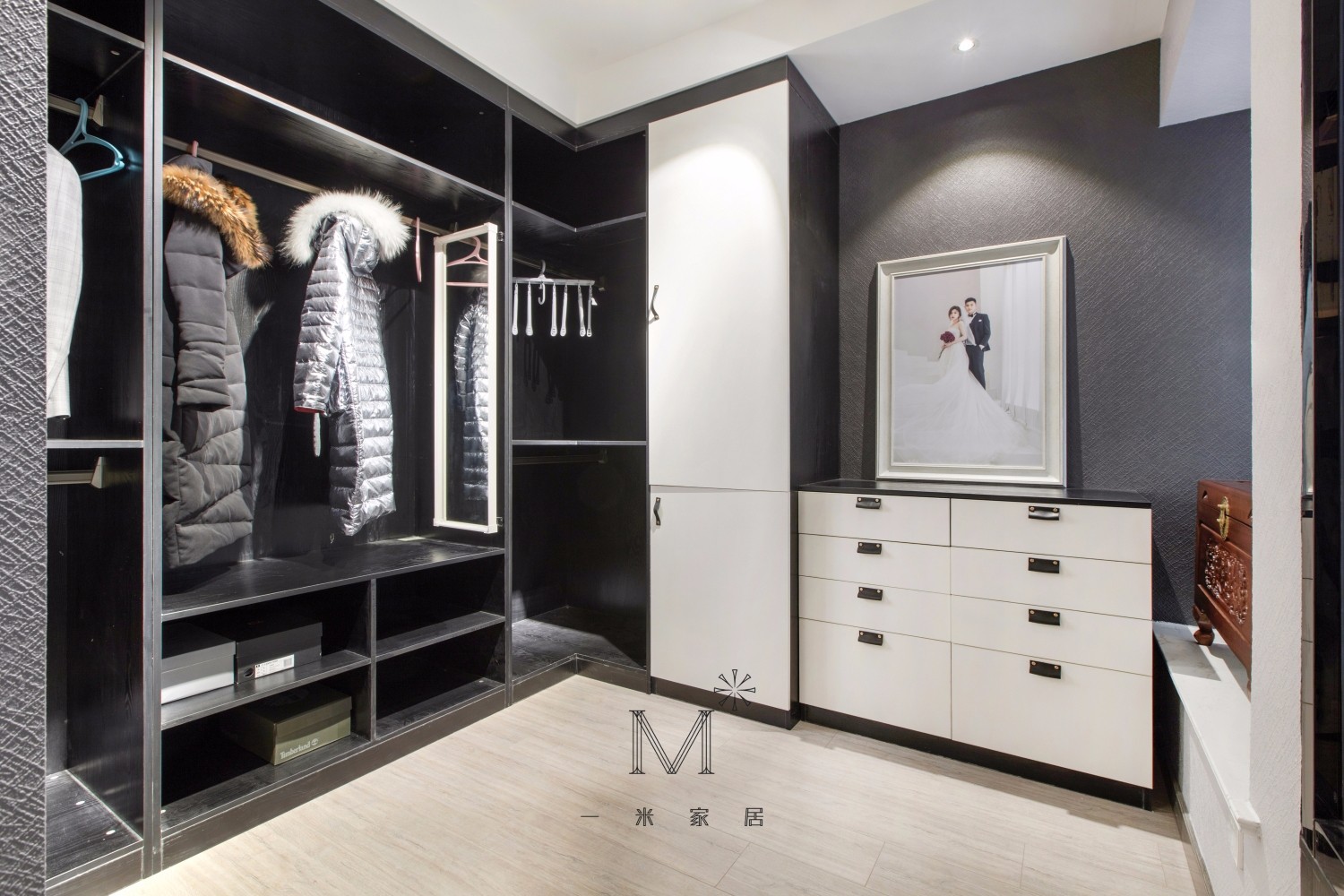 110m²现代极简住宅 | 金属与木质的简约艺术-17