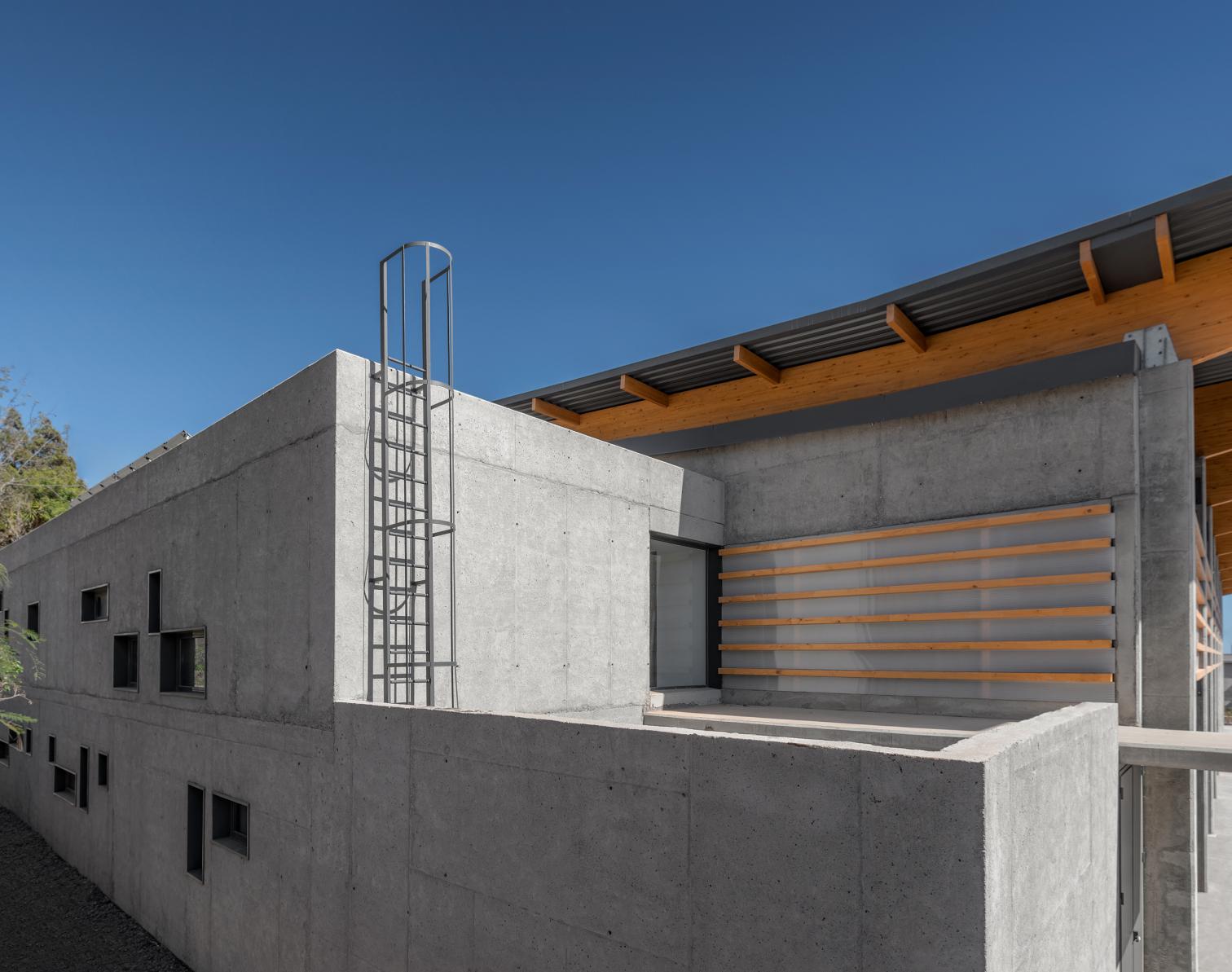 西班牙 Tenerife 岛上的曲线金属运动馆-12