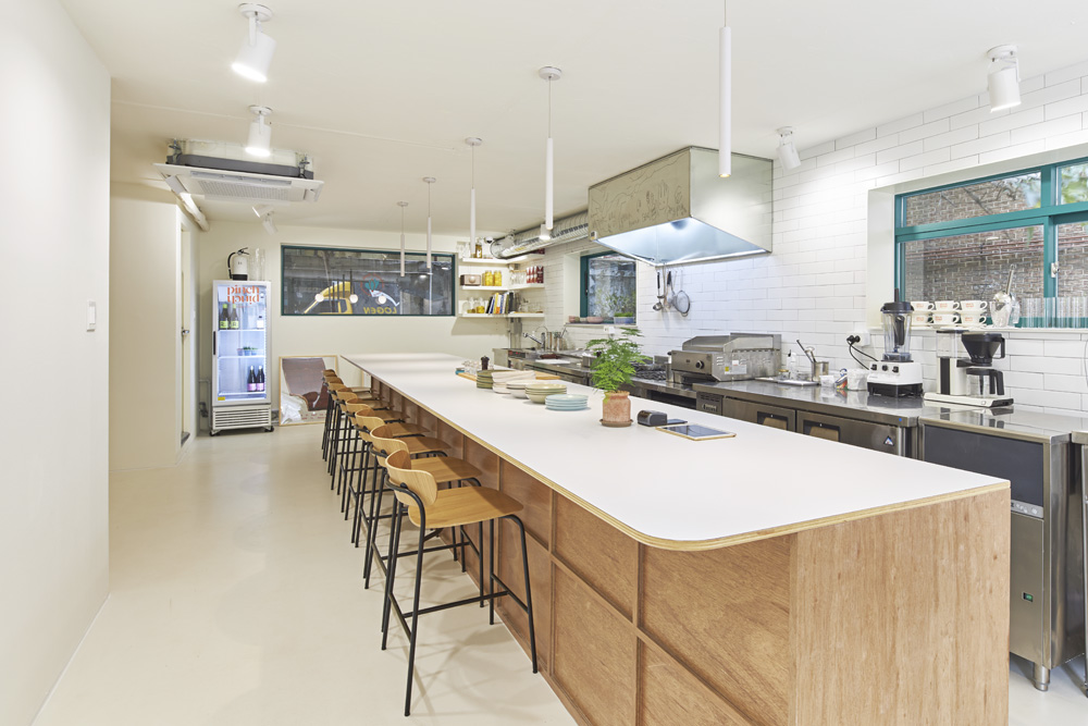 15 平米小巧咖啡厅，极简设计中的视觉盛宴-4