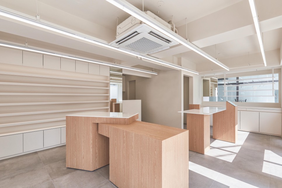 白色与木质，打造 15 平米眼镜店的极简魅力-9